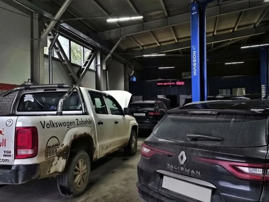 Ремонтные боксы Про-Дизель — Volkswagen Amarok и Renault с открытыми капотами