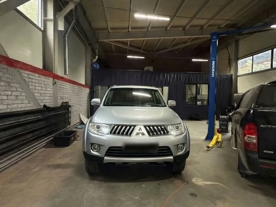 Mitsubishi Pajero Sport в ремонтном боксе сервиса Про-Дизель, Пермь